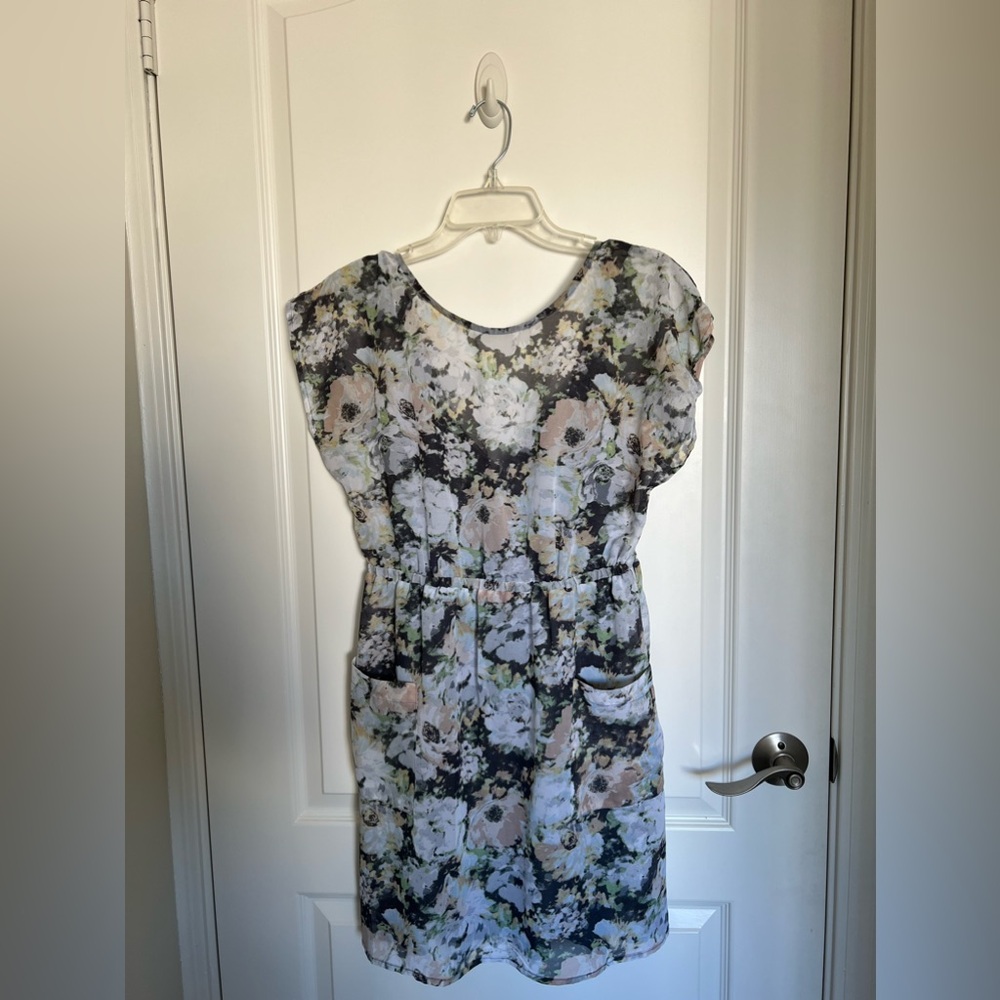 Pockets! Love this dress. Wore it to many weddings. Super lightweight